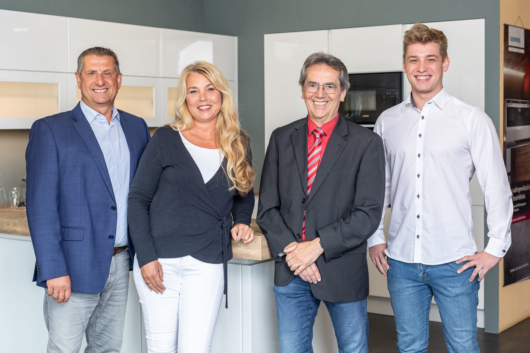 Das Team von KüchenTreff Niederrhein in der eigenen Ausstellung, von links: Franz Theunissen, Gaby Theunissen, Josef Bruckmann, Marc Theunissen.